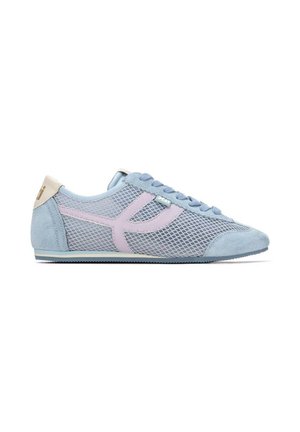 Zapatilla deportiva de malla azul claro con diseño lateral lila, puntera y talón de ante, lengüeta del talón en crema y cordones azul claro, mostrada en vista lateral.