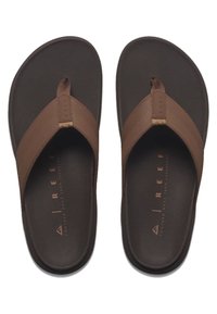 Tongs brunes avec des sangles texturées, semelle moulée et semelle antidérapante. Présente un logo de marque subtil sur la semelle intérieure.
