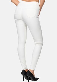 Elara Broek - weiß