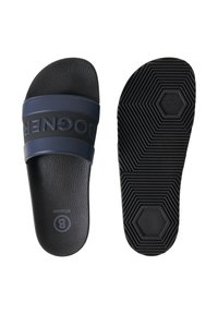 Paire de sandales slides noires et bleu marine, semelle intérieure texturée, large bride bleu marine avec logo « BOGNER » en relief, semelle avec motif hexagonal.