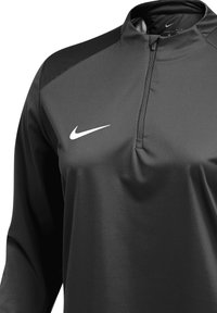 Schwarzes, sportliches Langarmoberteil mit einem Viertelreißverschluss-Ausschnitt, das ein weißes Nike-Logo auf der linken Brust und glattes, leichtes Material aufweist.