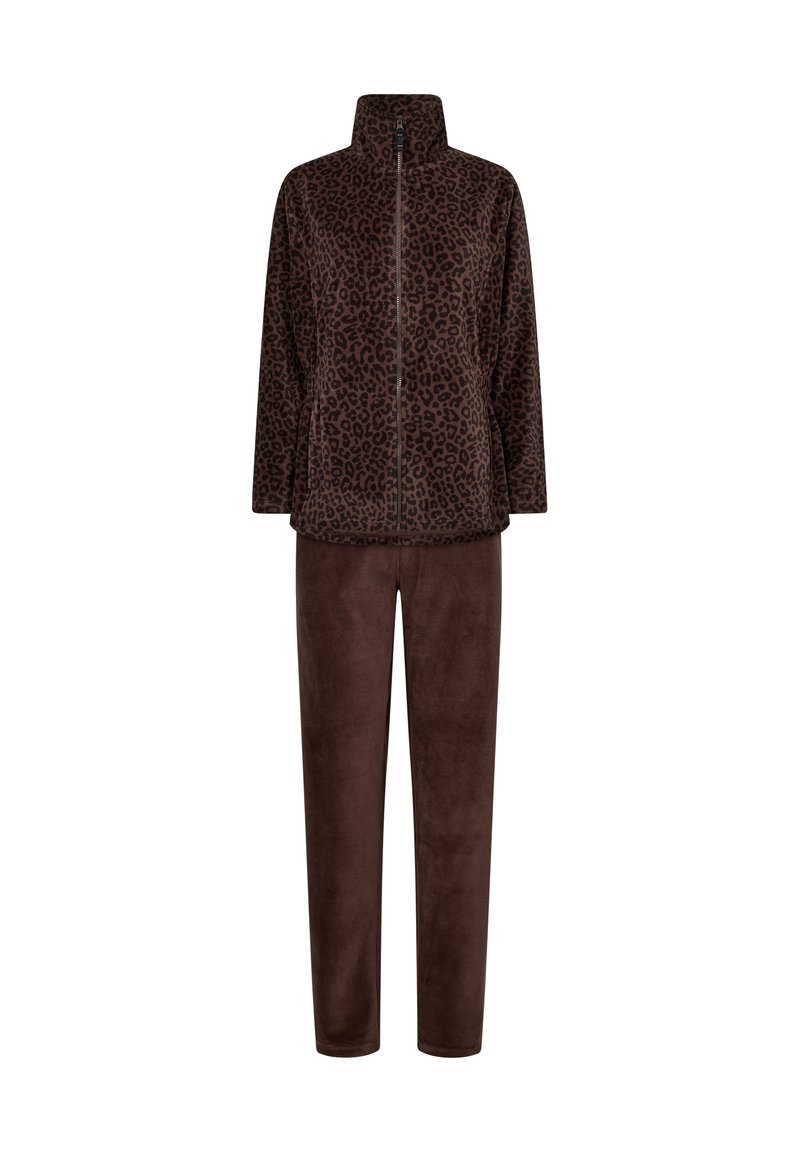 Brun leopardmønstret fleecejakke med høj krave og fuld lynlås, parret med ensfarvede brune fleecebukser. Blød tekstur hele vejen igennem.