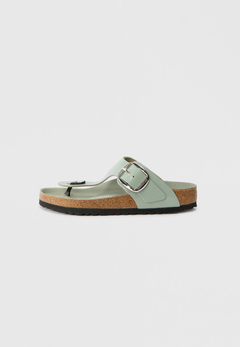 Ανοιχτό πράσινα σανδάλια με φελλό πάτο, σχεδιασμένα με διαχωριστικό δακτύλου και φαρδιά λουριά που διαθέτουν ασημένια αγκράφα για ρύθμιση.