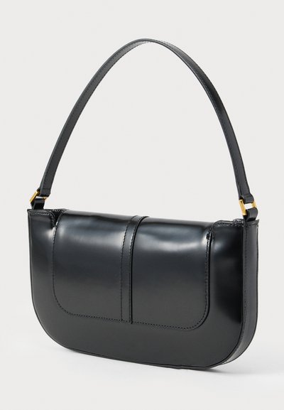 Μαύρη δερμάτινη τσάντα ώμου με κυρτό κάτω μέρος, απλές λεπτομέρειες ραφής και έναν ενιαίο ιμάντα με χρυσούς μεταλλικούς συνδέσμους.
