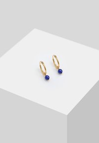 Pendientes de aro dorados con un colgante de cuentas azules. El diseño presenta un acabado suave y una forma circular sencilla.