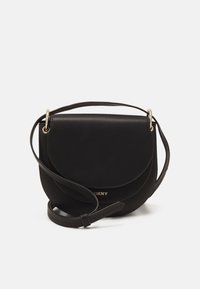 Borsa a tracolla nera in pelle con patta arrotondata, attacchi ad anello dorati, tracolla regolabile e piccolo logo DKNY dorato sul davanti.