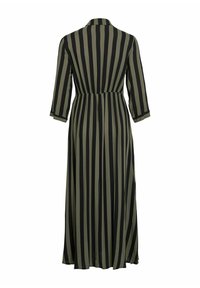 Dlhé, ľahké šaty s priliehavým pásom, ktoré majú čierne a tmavozelené vertikálne pruhy a rukávy do troch štvrtín.