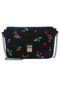 Námořnicky modrá sametová kabelka přes rameno s červenou a zelenou květinovou výšivkou, stříbrnými kovovými doplňky a řetízkovým popruhem. Magnetické zapínání na klopě.