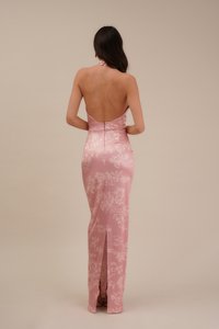 Rozā satīna halter kleita ar ziedu rakstu, atvērtu muguru, pielāgotu siluetu un augstu šķēlumu aizmugurē. Gluda tekstūra un elegants dizains.