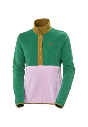Sudadera de forro polar con la parte superior verde, la sección inferior rosa y cuello marrón. Cuenta con un frente de media botonadura y bolsillos laterales. Textura suave.