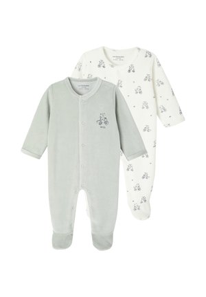 Zwei Babyschlafanzüge mit Füßen, einer in hellem Grau mit einem kleinen Teddy auf einem Fahrrad, der andere in Weiß mit einem wiederholenden Teddy-Muster.