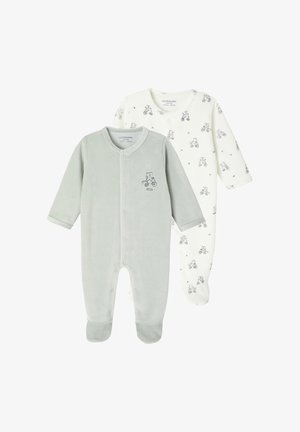 Zwei Babyschlafanzüge mit Füßen, einer in hellem Grau mit einem kleinen Teddy auf einem Fahrrad, der andere in Weiß mit einem wiederholenden Teddy-Muster.