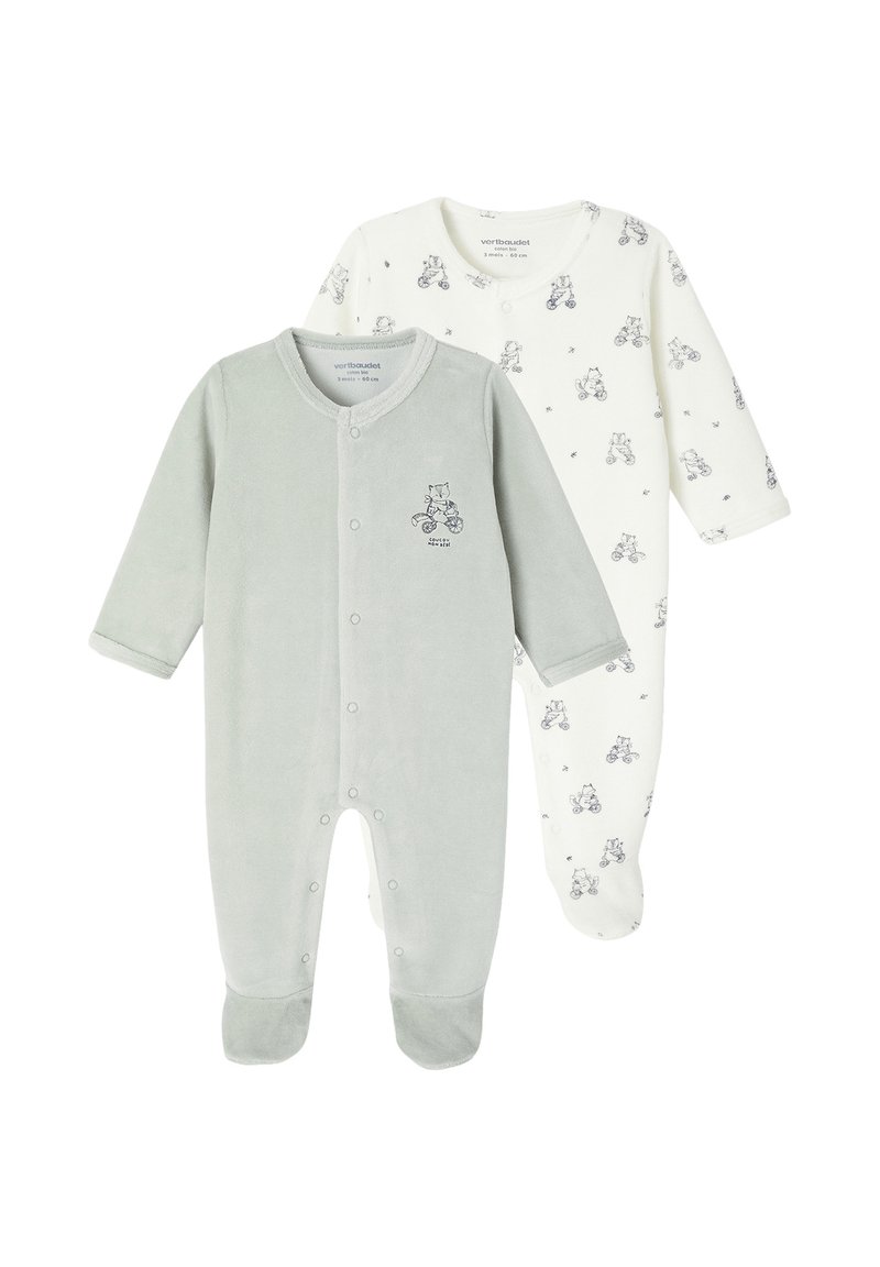 Zwei Babyschlafanzüge mit Füßen, einer in hellem Grau mit einem kleinen Teddy auf einem Fahrrad, der andere in Weiß mit einem wiederholenden Teddy-Muster.