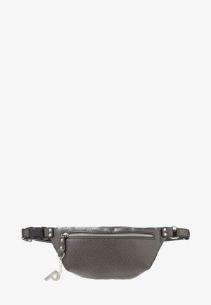 Sac banane en cuir texturé gris foncé avec une fermeture éclair frontale, une sangle ajustable et un petit porte-clés métallique attaché au curseur de la fermeture éclair.