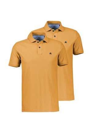Zwei kurzärmelige Poloshirts in Senfgelb mit Kragen und Knopfleisten, versehen mit kleinen dunklen gestickten Logos auf der linken Brust.