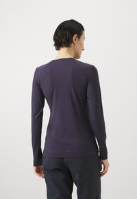 Klättermusen FAFNE CREW - Pikkade varrukatega topp - grape