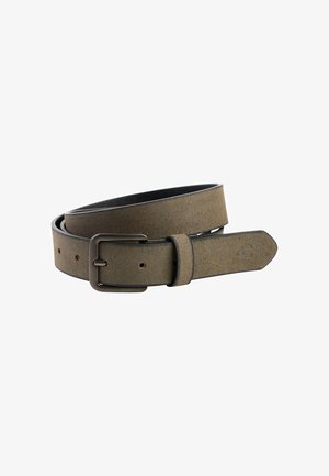 Brunt ruskindslæderbælte rullet sammen med mat sort rektangulært spænde og syet endestykke på hvid baggrund.