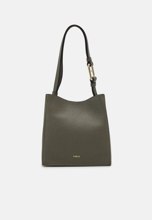 Olivegrüne Leder-Tasche mit glatter Textur, rundem oberen Teil und einstellbarem Tragegurt; mit goldfarbener Hardware und Logo an der Vorderseite.