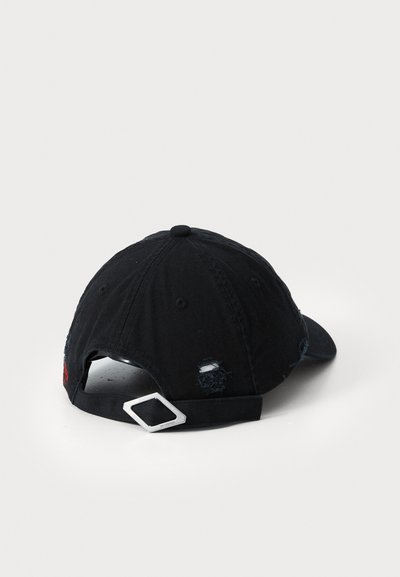 Casquette de baseball noire distressed avec une visière incurvée, des coutures apparentes et une sangle en métal argenté à l'arrière. Intérieur propre, sans logos visibles.