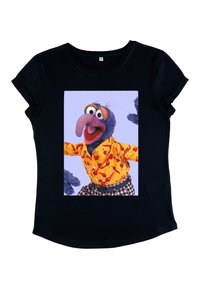 Svart t-shirt med en färgglad grafisk bild av en blå docka iförd en ljusgul skjorta med röda mönster och rutig byxor.