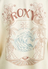 Roxy-merkevarer grafikk med lys kremfarget stoff, med et rosa og blått tropisk design som inkluderer bølger, palmer og hibiscusblomster.