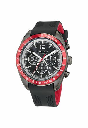 Montre chronographe noire et rouge avec un boîtier en acier inoxydable, un grand chiffre à 12 heures, un bracelet en caoutchouc texturé et plusieurs sous-cadrans.