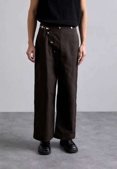 Nanushka LORANT TROUSERS - Pantalon classique - dark brown/black
