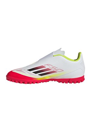 Des chaussures de sport blanches au design élégant, avec une tige texturée et une semelle rouge vif agrémentée d'accents jaunes et de détails en rayures noires.