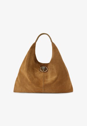 Bruine suède hobo-tas met een brede opening, een decoratieve metalen sluiting met een ingewikkeld ontwerp, en een zachte, gestructureerde oppervlak.