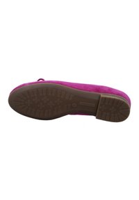 Zapato plano de ante rosa con punta suave y redondeada, y suela de goma texturizada que presenta un dibujo para proporcionar agarre en diversas superficies.