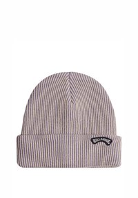 Strikket hue i lyse lilla og beige striber, med en foldet kant og et mærke på forsiden for ekstra detaljer.
