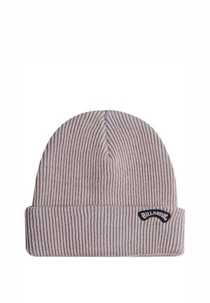 Strikket hue i lyse lilla og beige striber, med en foldet kant og et mærke på forsiden for ekstra detaljer.