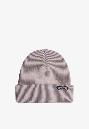 Strickmütze in helllila und beigen Streifen, mit umgeschlagenem Bündchen und einem Markenpatch auf der Vorderseite für zusätzliche Details.