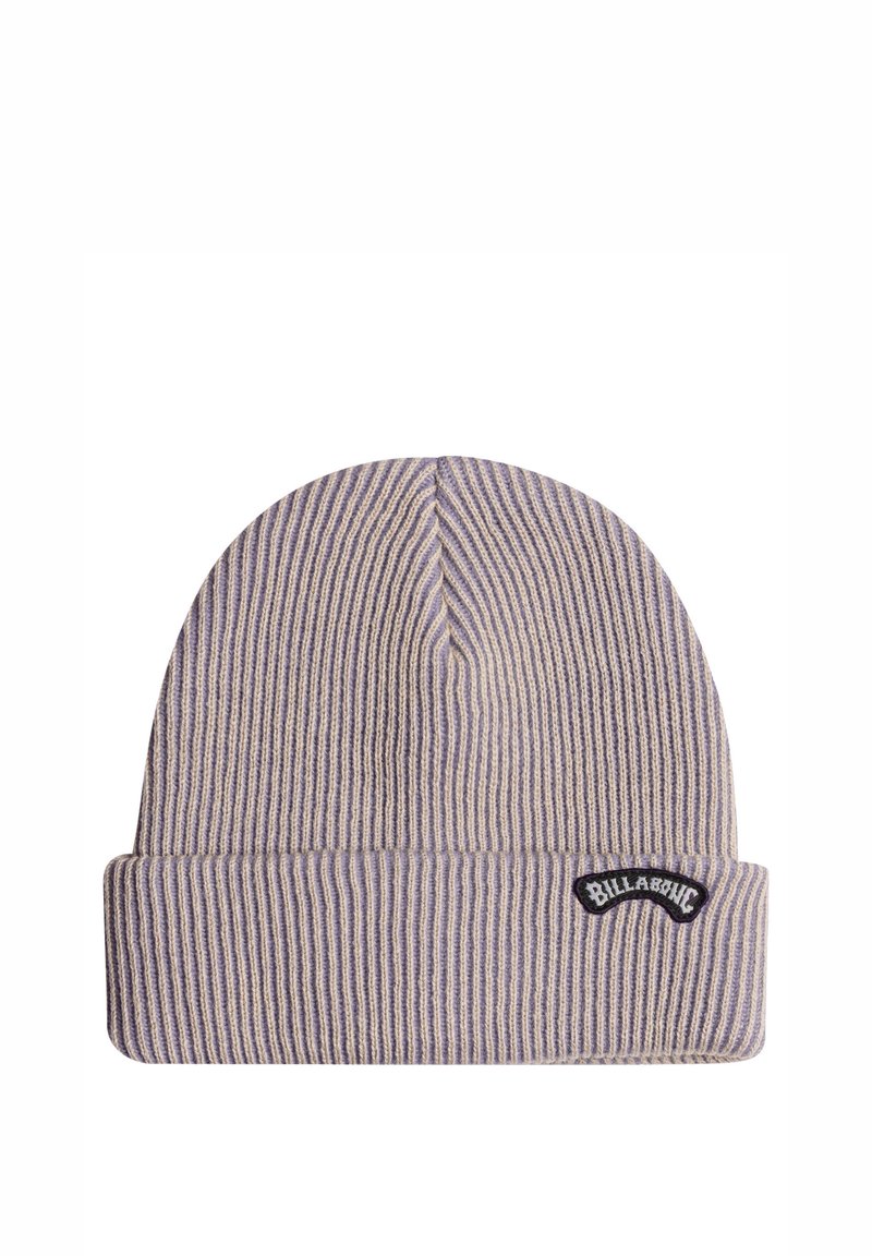 Strikket hue i lyse lilla og beige striber, med en foldet kant og et mærke på forsiden for ekstra detaljer.