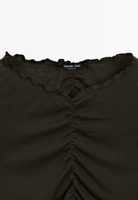Donkerbruine top met een V-halslijn met een gerimpelde rand en een geplooid detail in het midden. Label zichtbaar met het merk "Massimo Dutti".