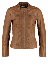 Giubbotto in pelle marrone con design aderente, chiusura lampo frontale, due tasche sul petto con zip e colletto rialzato. Texture liscia, forma sagomata.