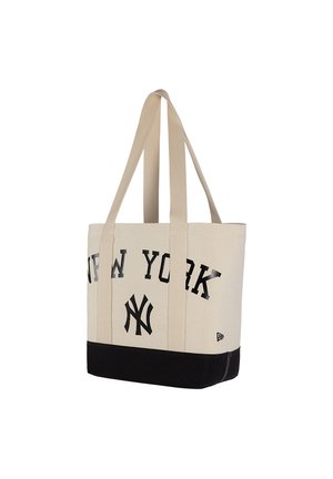 Borsa tote beige e nera con manici lunghi, scritta "NEW YORK" e logo dei New York Yankees sulla parte anteriore.