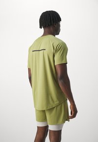ICANIWILL STRIDE RAGLAN - Spordi T-särk - light olive