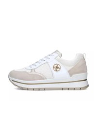 Sneakers con una combinazione di suede beige e tessuto bianco, con un emblema rotondo dorato, suola bianca e dettagli grigio chiaro.