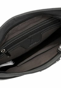 Melna ādas maka iekštelpa ar gludu tekstūru, vairākiem nodalījumiem, ar rāvējslēdzēju aizveramu kabatu un kontrastējošiem šuvēm.