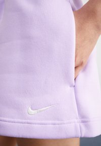 Nike Sportswear SPORTSWEAR PHOENIX FLEECE - Šortky - violet mist