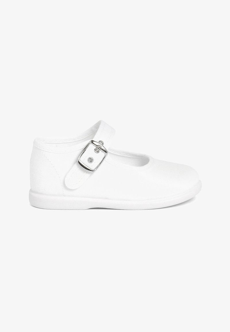 Chaussure Mary Jane en toile blanche avec un bout rond, une sangle réglable à boucle et une semelle en caoutchouc. Design simple sans motifs visibles.