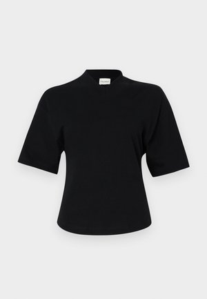 Zwarte top met korte mouwen en een V-hals ontwerp, gemaakt van zacht materiaal. Heeft een iets losse pasvorm en minimale branding aan de voorkant.