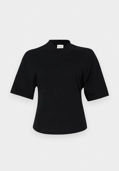 Čierny krátky rukáv top s V-výstrihom, vyrobený z mäkkej látky. Má mierne voľný strih a minimalistické logo na prednej strane.