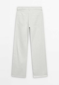 Pantalon blanc à jambes larges vu de dos avec deux poches arrière, passants de ceinture et une couture centrale.