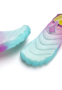 Transluzente Aqua-Schuhe mit einem Farbverlauf von Lila zu Hellblau, die ein strukturiertes, wellenförmiges Design und ein schaufelähnliches Akzent auf dem Obermaterial aufweisen.