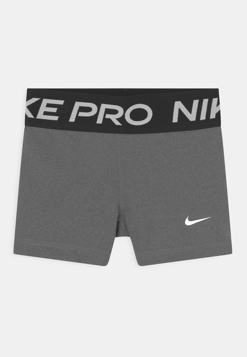Sive kratke športne hlače z črnim elastičnim pasom, na katerem je napis "NIKE PRO" v sivem tisku; vključujejo majhen bel Nike logotip spredaj.