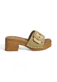Tan platform sandaal met een brede band, voorzien van geweven natuurlijke vezels en een decoratieve metalen gesp. De zool is van hout en heeft gouden studs.