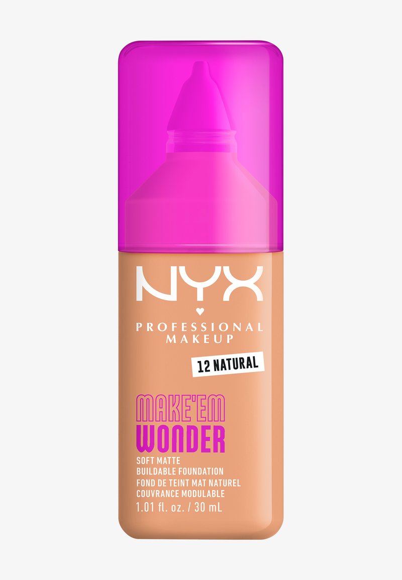 Fond de teint NYX Soft Matte en 12 Naturel ; récipient beige avec bouchon violet ; présente le nom de la marque et les détails du produit en texte gras.