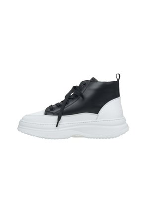 Hoge sneaker met een zwarte leren bovenkant en een witte rubberen zool. Zwarte veters, ronde neus en een achterste trekhaak zijn opvallende details.
